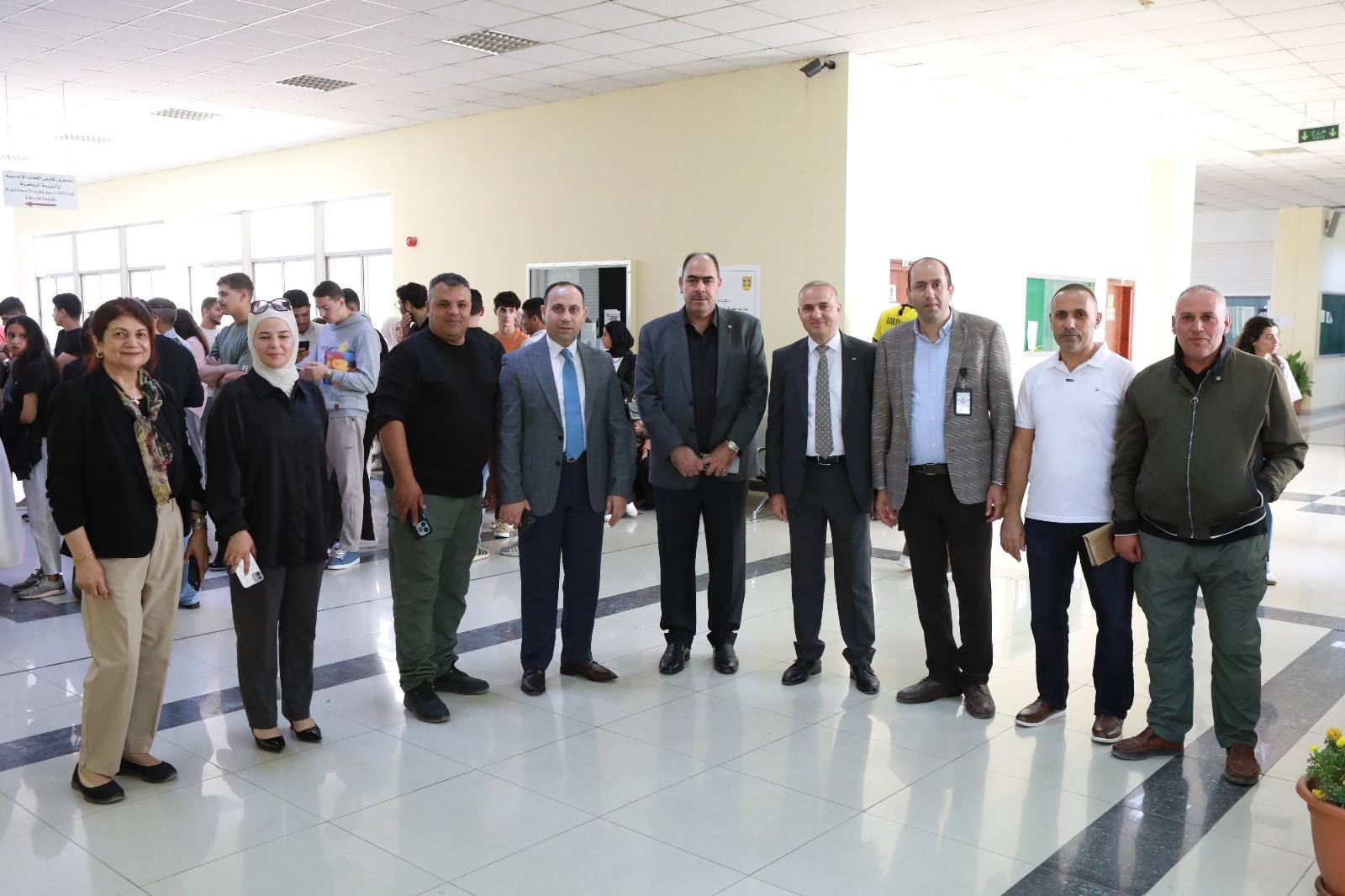 /PhotoGallery/من زيارة عميدشؤون الطلبة ونوابه ومساعدوه لوحدة القبول والتسجيل لارشاد الطلبة وتوجيههم.jpg